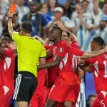 Αργεντινή – Ελβετία: Γιατί το VAR μπορούσε να αποβάλει τον Εμπολό μόνο επειδή είχε τιμωρηθεί ο Παρέδες