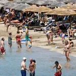 Βίντεο: Γέμισαν οι παραλίες της Αττικής – Στους 35 βαθμούς ο υδράργυρος