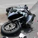 Καλλιθέα: 35χρονη εκτινάχθηκε από μηχανή και παρασύρθηκε από ΙΧ – Ο οδηγός του δικύκλου την εγκατέλειψε