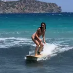 Ευρυδίκη Βαλαβάνη: Ανέβηκε στη σανίδα και «δαμάζει» τα κύματα – Το βίντεο από τις διακοπές της