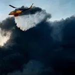 Πυρκαγιά στην Πάρο: Ενίσχυση των πυροσβεστικών δυνάμεων στην περιοχή Λεύκες