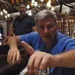 Ο Φαραντούρης παίζει πιάνο στη… Ζάμπια – Απολαυστικό βίντεο