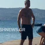 Μητσοτάκης: Καλοκαιρινό μπάνιο στο Μαράθι, δύο μέρες μετά το ατύχημα με το ποδήλατό του (Φωτό)