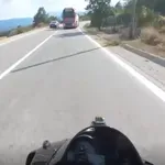 Βυτιοφόρο στο αντίθετο ρεύμα: Μοτοσικλετιστής γλίτωσε τη σύγκρουση την τελευταία στιγμή