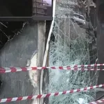 Αυτοκίνητο έπεσε σε τζαμαρία καταστήματος στο Μαρούσι – Τραυματίστηκε ελαφρά ο οδηγός