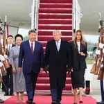 Η Μελάνια «μαρτύρησε» το μενού για τον Σι Τζινπίνγκ – Λαβράκι, εκλεκτό κρασί και μέλι από τον Λευκό Οίκο στο επίσημο δείπνο (Βίντεο)