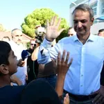 Χτύπησε το πρώτο κουδούνι: Ο Μητσοτάκης στο 2ο Δημοτικό Άνω Λιοσίων – Χαμόγελα και «high five» με μαθητές (φωτό)