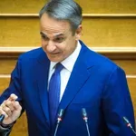 Μητσοτάκης στη Βουλή: «ΠΑΣΟΚ και ΕΛ.Α.Σ οι δύο όψεις του ίδιου νομίσματος» – Μετωπική με Ανδρουλάκη: «Μην μπλέκετε τα εθνικά στην εσωτερική πολιτική»