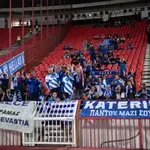 Σερβία – Ελλάδα: Ανατριχιαστικές εικόνες στο Βελιγράδι – Τα συνθήματα φιλίας στις εξέδρες