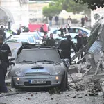 Ισχυρή έκρηξη στην Πλάκα: Απεγκλωβίστηκαν δύο γυναίκες μέσα από τα συντρίμια του κτηρίου – Εικόνες καταστροφής στη Λυσικράτους