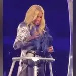Άννα Βίσση: Η στιγμή που δυσκολεύεται να λυθεί μετά την «ιπτάμενη» είσοδο στο ΟΑΚΑ – Το backstage βίντεο