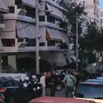 Νίκαια: Άνδρας δηλώνει οπλισμένος και κρατά τη σύζυγό του μέσα στο σπίτι τους (Βίντεο)