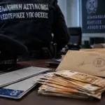 Αστυνομικός ζητούσε χρήματα για να επιστρέφει πινακίδες – Πιάστηκε στα πράσα με προσημειωμένα ευρώ