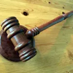 Επανεκκίνηση πλειστηριασμών με 56 ακίνητα – Μοχλός πίεσης στους οφειλέτες για ένταξη στις 72 δόσεις