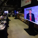 «Πόρτα» στο CNN: Αποκλείστηκε από προγραμματισμένη μετακίνηση του Τραμπ