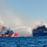 Μύκονος: Συνεχίζει να καίει η φωτιά στο πλοίο ανοιχτά του νησιού, το Λιμενικό ενισχύει τις δυνάμεις του -Δείτε συγκλονιστικά βίντεο