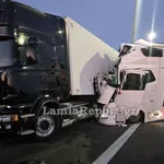 Τροχαίο στην Τραγάνα: Νταλίκα καρφώθηκε σε σταθμευμένο φορτηγό