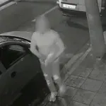 Βίντεο ντοκουμέντο: Άνδρας αφήνει σε παρμπρίζ φωτογραφίες και προσωπικά στοιχεία νεαρής γυναίκας στο Ηράκλειο