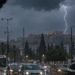 Κακοκαιρία: Οδηγός προστασίας από καταιγίδες, κεραυνούς, χαλάζι και πλημμύρες – Οι κινήσεις που σώζουν