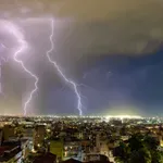 Ηλιούπολη: Γυναίκα έπαθε ανακοπή έπειτα από κεραυνό – Διασώστες της έκαναν ΚΑΡΠΑ (Βίντεο)