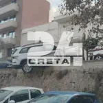 Χανιά: Τζιπ παρέσυρε πάνω από πέντε σταθμευμένα οχήματα – Αυτοκίνητο έμεινε να κρέμεται πάνω από πάρκινγκ
