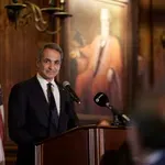 Μητσοτάκης στη Νέα Υόρκη: Δύο Ελλάδες στο ίδιο ταξίδι – Επενδυτικό success story έξω, ακρίβεια μέσα – Το πολιτικό πρόβλημα αρχίζει εκεί όπου οι αριθμοί τελειώνουν