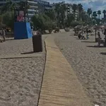 Από τις παραλίες στις ομπρέλες: Το «παραπλανητικό» καλοκαίρι της Αθήνας και το κύμα κακοκαιρίας (Βίντεο)