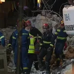 Έκρηξη στην Πλάκα: Χωρίς τις αισθήσεις της εντοπίστηκε γυναίκα από τον πρώτο όροφο – Συνεχίζονται οι έρευνες για τους υπόλοιπους αγνοούμενους (Βίντεο)
