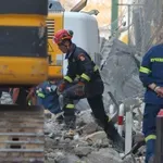 Έκρηξη στην Πλάκα: Μηδαμινές οι ελπίδες να βρεθούν ζωντανοί οι πέντε αγνοούμενοι (Βίντεο)