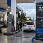 Στα ύψη οι τιμές στα καύσιμα: Πάνω από 2,20 ευρώ η βενζίνη στην Αττική – Φόβοι για ακριβό χειμώνα