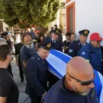 Ρόδος: Θρήνος στην κηδεία του αδικοχαμένου πυροσβέστη Πέτρου Διακάκη (Φωτό)