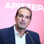 Σακελλαρίδης: «Πόσο υπερήφανος νιώθει ο Μητσοτάκης όταν χαριεντίζεται με έναν εγκληματία πολέμου;»