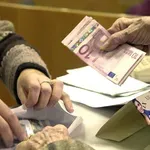 Συντάξεις Οκτωβρίου: Τι ώρα μπαίνουν σήμερα τα χρήματα στους λογαριασμούς των συνταξιούχων (Βίντεο)