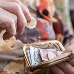 Συντάξεις χηρείας: Ποιοι δικαιούχοι χάνουν και ποιες ανισότητες μένουν