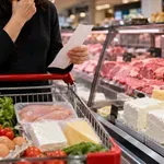 Ακρίβεια στα τρόφιμα: Το μοσχάρι γίνεται πολυτέλεια, η φέτα λιγοστεύει και οι καταναλωτές μετρούν τις φέτες του τοστ