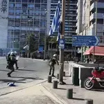 Ομόνοια: Αστυνομικός των ΜΑΤ πέταξε κρότου-λάμψης μέσα στο Μετρό – Το βίντεο που προκαλεί οργή