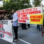 «Δεν γίναμε Γαλλία» – Η κοινή καταδίκη της βίας, η στρατηγική Μητσοτάκη, η στάση Ανδρουλάκη και Τσίπρα και τα αιτήματα της εκπαιδευτικής κοινότητας που παραμένουν αναπάντητα
