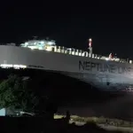 Σαλαμίνα: Αποκολλήθηκε το πλοίο που είχε προσαράξει σε αμμώδη περιοχή στο Καματερό (Βίντεο)