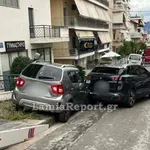 Λαμία: «Κόλλησε το γκάζι» και έπεσε σε παρκαρισμένα ΙΧ – Στο νοσοκομείο η οδηγός