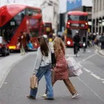 Oxford Street: Η διάσημη λεωφόρος του Λονδίνου γίνεται πεζόδρομος – Τέλος στα αυτοκίνητα, έρχονται δέντρα και πλατείες