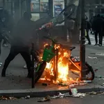 Έκρηξη οργής στην Ευρώπη: Φωτιές σε κτήρια, λεηλασίες και συγκρούσεις στους δρόμους σε Παρίσι, Αλβανία και Ιταλία – 1.200 συλλήψεις στη Γαλλία