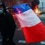 Νύχτα βίας στη Γαλλία: Διαδηλωτής φέρεται να πέθανε από ανακοπή, 17χρονος έχασε το χέρι του – 150 τραυματίες αστυνομικοί και μεγάλες λεηλασίες