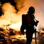 Γαλλία: Μετά το χάος στους δρόμους, έρχεται το πολιτικό χάος – Οι ταραχές «καίνε» τον Μακρονισμό 180 μέρες πριν τις εκλογές