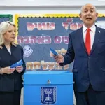 Συμμετοχή-ρεκόρ στις ισραηλινές εκλογές: Ο Νετανιάχου ψήφισε και κατήγγειλε απόπειρα νοθείας – Γιατί φοβάται την Αραβική ψήφο