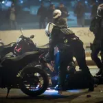 Άγριο επεισόδιο στη Θεσσαλονίκη: Αστυνομικός έβγαλε τον εξοπλισμό του για να δείρει πολίτη (Βίντεο)