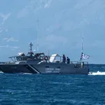 Σαλαμίνα: Πλοίο μεταφοράς οχημάτων κόλλησε σε αμμώδη βυθό (Βίντεο)