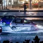 ΚΟΚ: Πρόστιμο 150 ευρώ και αφαίρεση διπλώματος για οδηγούς που καταβρέχουν πεζούς