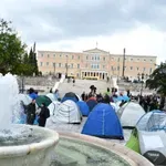 Κόντρα στη βροχή, οι φοιτητές κατασκηνώνουν στο Σύνταγμα – Διαμαρτυρία για ενοίκια και κόστος σπουδών (Εικόνες)