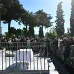 Μνημόσυνο Γιώργου Μαζωνάκη: Συντετριμμένη η οικογένειά του – Με το «Ανήκω σε μένα», σημειώματα τον αποχαιρέτησαν οι φίλοι του (φωτό & βίντεο)