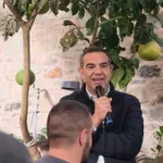 Ο Τσίπρας λέει ότι δεν θέλει να εξοντώσει το ΠΑΣΟΚ, αλλά του επιτίθεται με σφοδρότητα – Στο επίκεντρο η 13η σύνταξη και οι τράπεζες – Πίεση από τις δημοσκοπήσεις